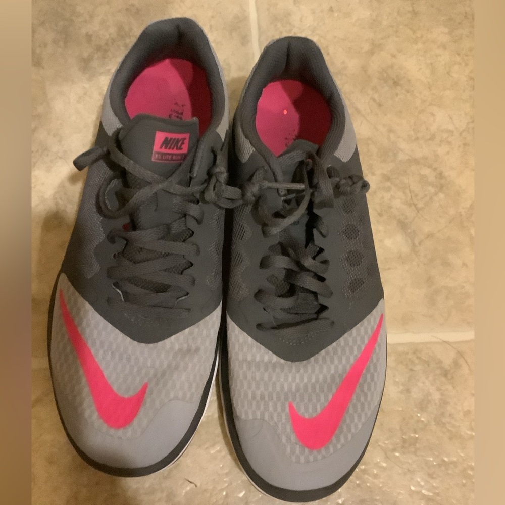 🍉 Nike runners 9 GUG lightweight, dare and light grey with bright pink swoosh